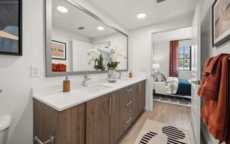 Spacious bathrooms with ample countertop space in apartments at Edera Palm Springs