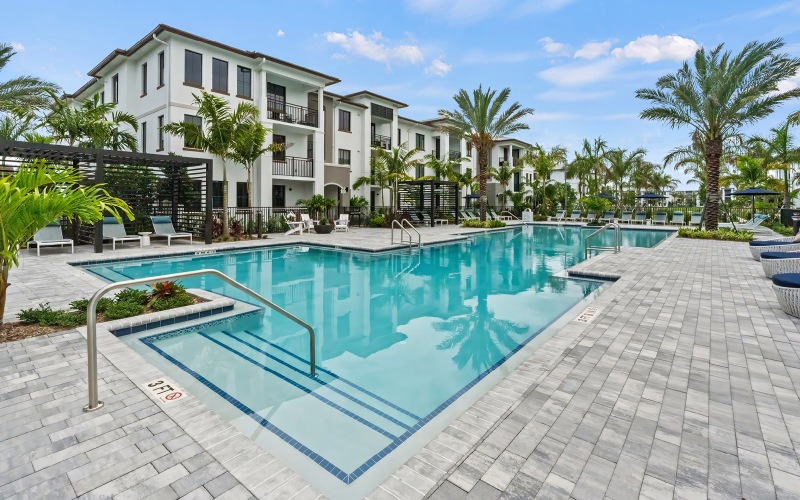 Edera Palm Springs' community resort-style pool 