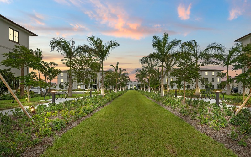 Ample green spaces surrounding Edera Palm Springs' community